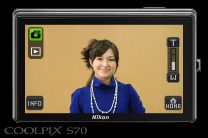 「Nikon COOLPIX S70」にあるのはシャッターボタンだけ