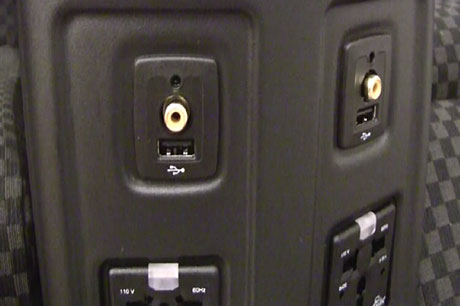「JAL SKYRECLINER（エグゼクティブクラス）」は全席に充電用USB完備