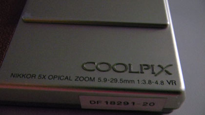 感覚的に操作、人に近づくコンデジ「Nikon COOLPIX S70」