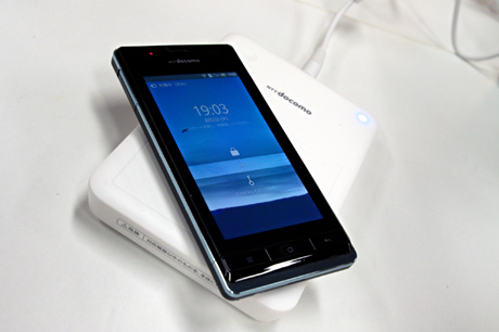 ワイヤレス充電の「AQUOS PHONE f SH-13C」は、テレビと繋ぐとより楽しめるスマートフォンなのだ