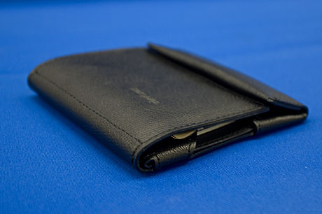 スーツのポケット、パーティバッグに最適！「薄い財布 abrAsus」は、わずか13mmのスマート・ワレット