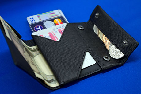 スーツのポケット、パーティバッグに最適！「薄い財布 abrAsus」は、わずか13mmのスマート・ワレット