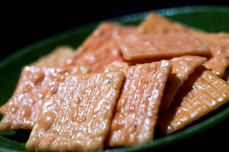 坂角のゆかり好きならハマルこと間違いなし、亀田製菓の「素材派パリパリ 香る焼えび」が美味い！