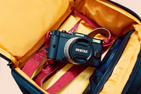 Amazonベーシックの「一眼レフカメラ用スリングバッグ」は、1980円とは思えないクオリティっす