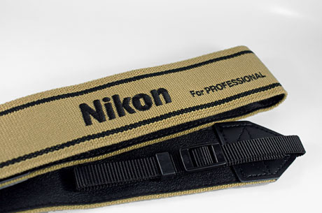 フィールド撮影で使って欲しいレアカラーの「Nikon オリジナルワイドストラップ」を購入
