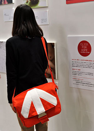 赤いウニカ・メッセンジャーバッグ（復興支援モデル）を限定販売（マンフロット）