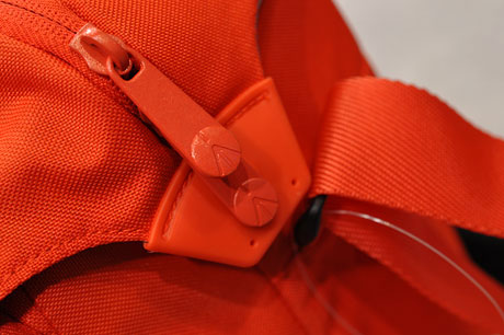 赤いウニカ・メッセンジャーバッグ（復興支援モデル）を限定販売（マンフロット）
