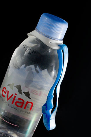 エビアン（evian）ニューボトル発売記念のボトルホルダーが可愛いぞ